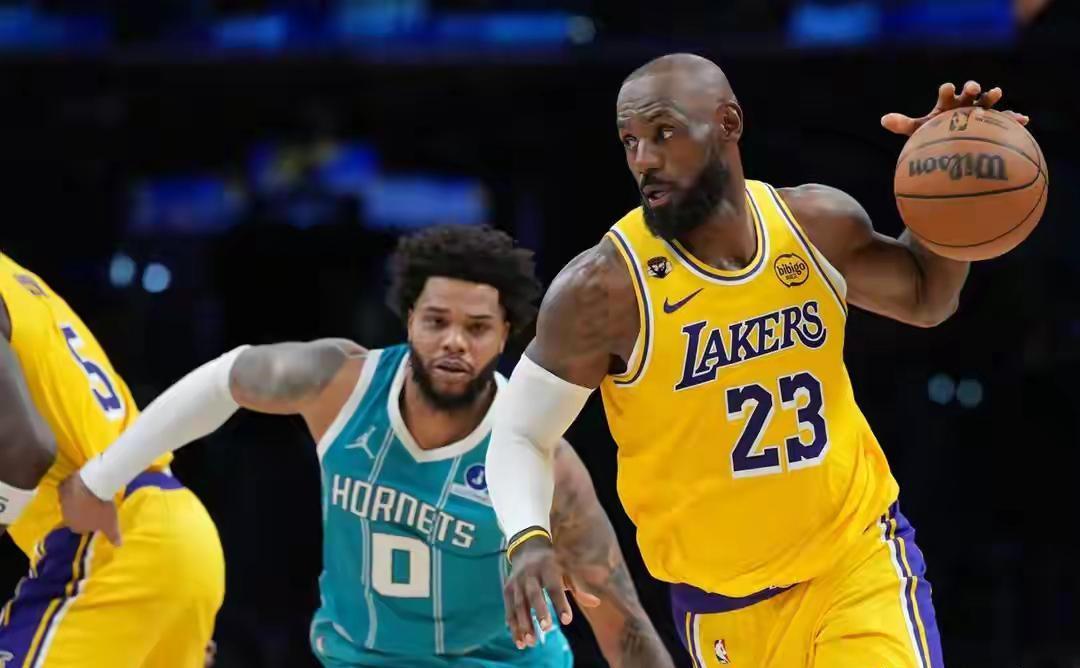 开云体育官网-湖人溃败黄蜂暴露致命短板,火箭遇强则弱,勇士逆境翻盘显韧性