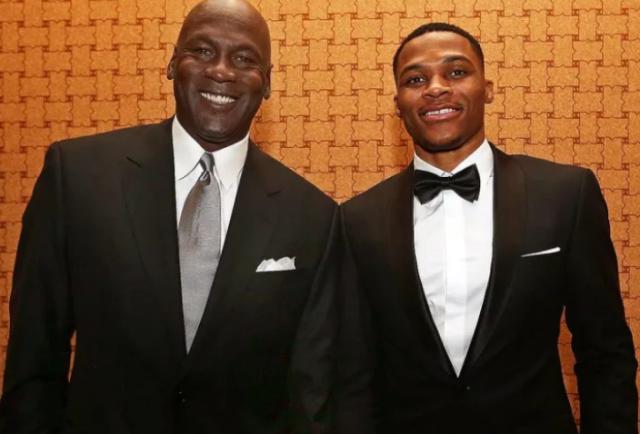 开云注册入口-黄蜂或尝试交易韦少 湖人可能用延伸条款将其裁撤