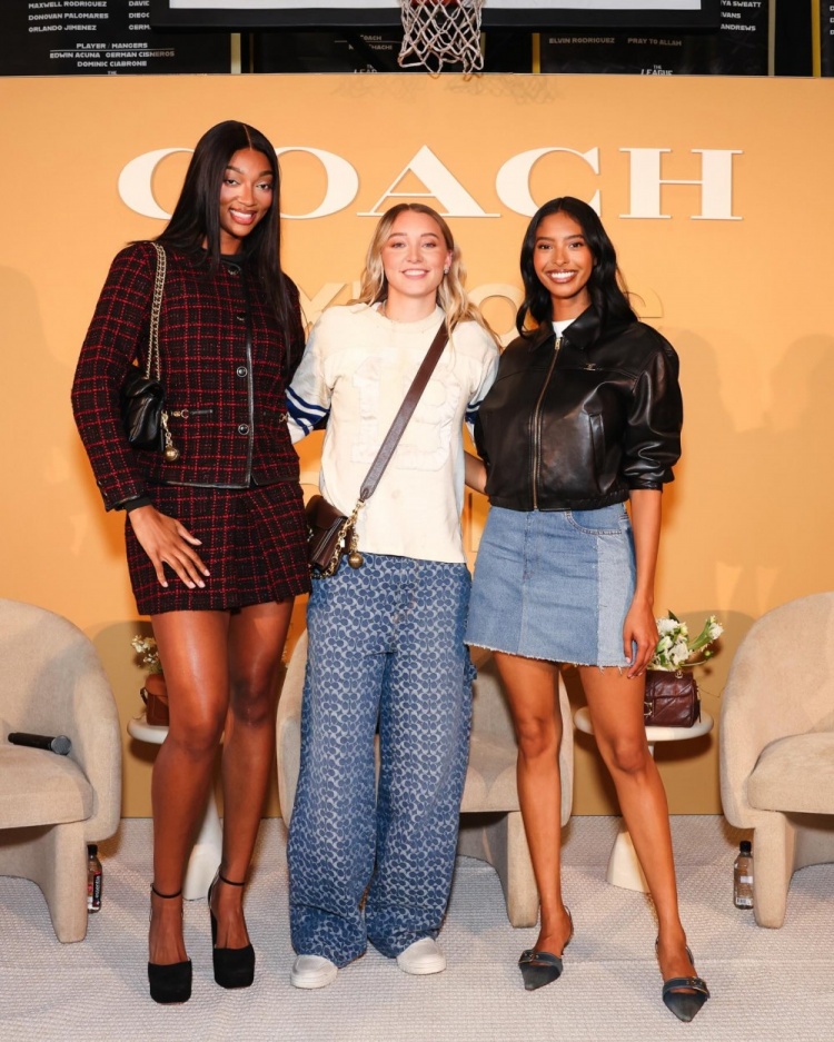 开云入口-娜塔莉亚·布莱恩特晒工作照！作为主持人参与佩奇&amp;里斯访谈节目